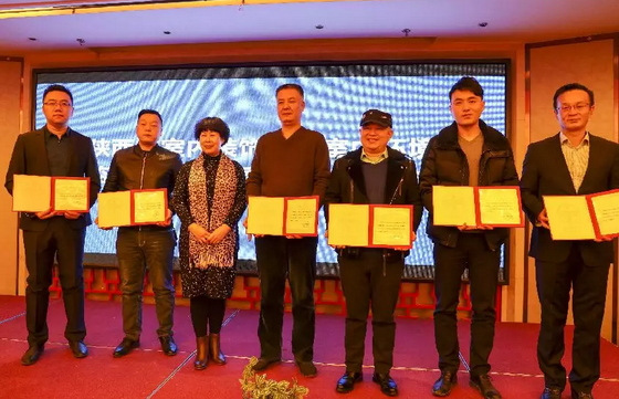 賀會(huì)長(zhǎng)為凈化委主任、副主任、秘書長(zhǎng)頒發(fā)證書