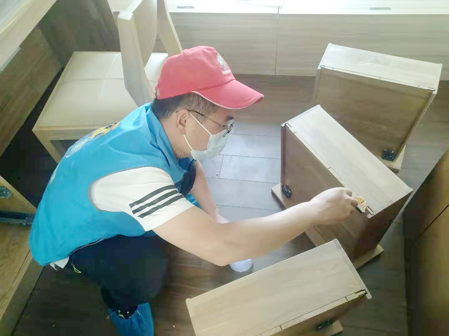 柜子抽屜重點污染源刷子精細(xì)化施工